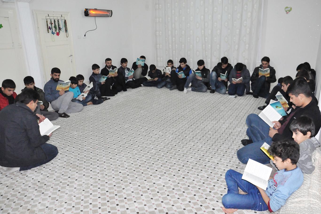 Çocuklar ve gençler toplu halde Siyer Sınavı'na hazırlanıyor Çocuklar ve gençler toplu halde Siyer Sınavı'na hazırlanıyor